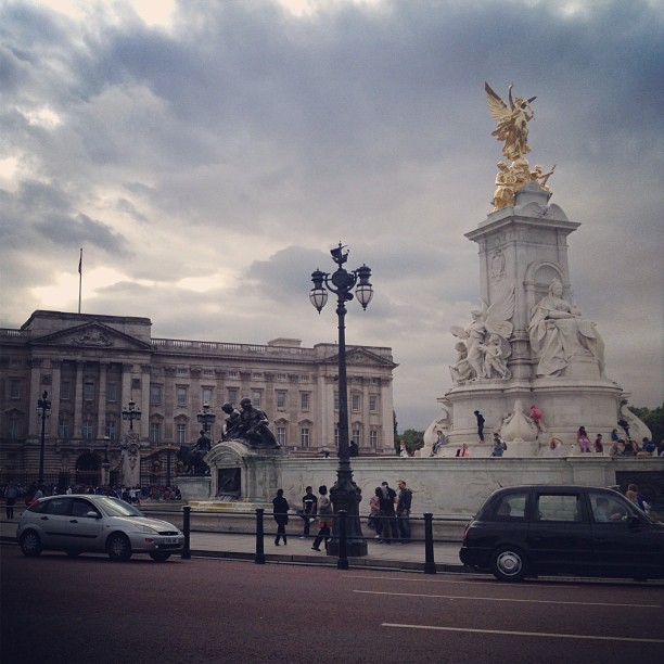 street and fountain outside Buckingham Palace